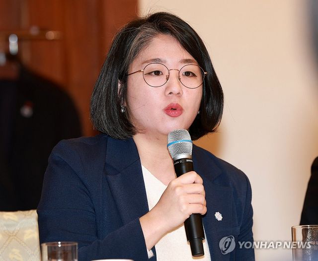 발언하는 기본소득당 용혜인 대표