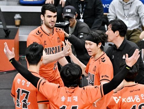 득점 후 기뻐하는 OK저축은행 선수들