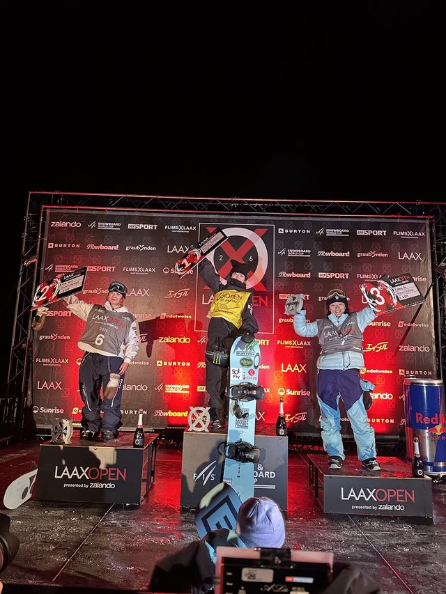 시상식에서 기뻐하는 최가온(가운데)