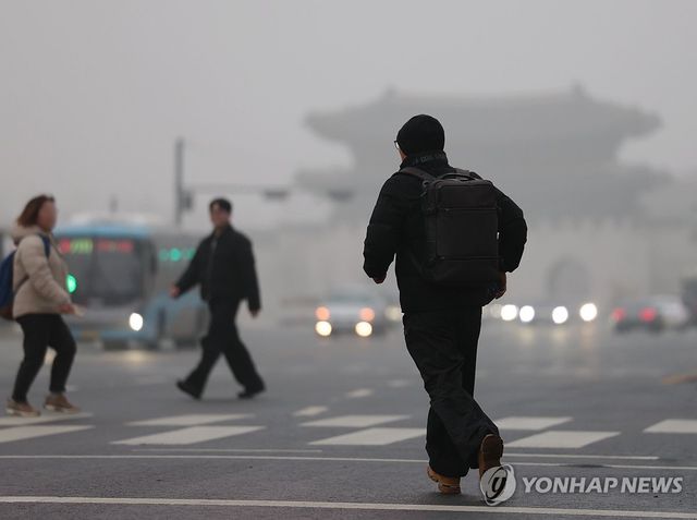 미세먼지로 뿌연 도심