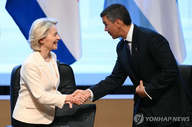 17일(현지시간) 악수하는 EU 집행위원장(왼쪽)과 파라과이 대통령