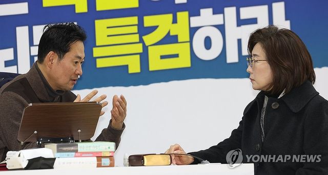 단식장 찾은 나경원 의원과 대화하는 장동혁 대표