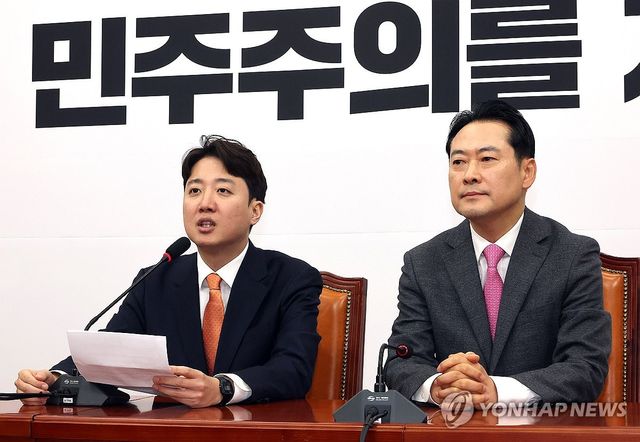 장동혁 대표 만나 얘기 나누는 개혁신당 이준석 대표