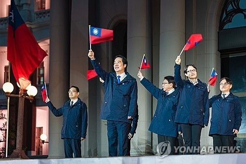 대만 깃발을 흔드는 라이칭더 대만 총통과 각료들