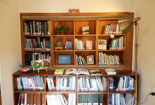 고씨주택 밖거리에 조성된 제주책방 내부