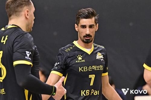 KB손해보험의 아시아쿼터 선수 야쿱(오른쪽)