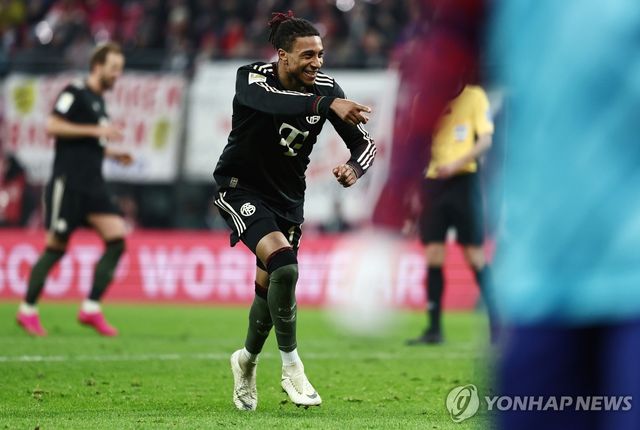 골세리머니를 펼치는 마이클 올리세