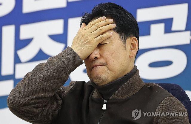 머리에 손 올린 장동혁 대표