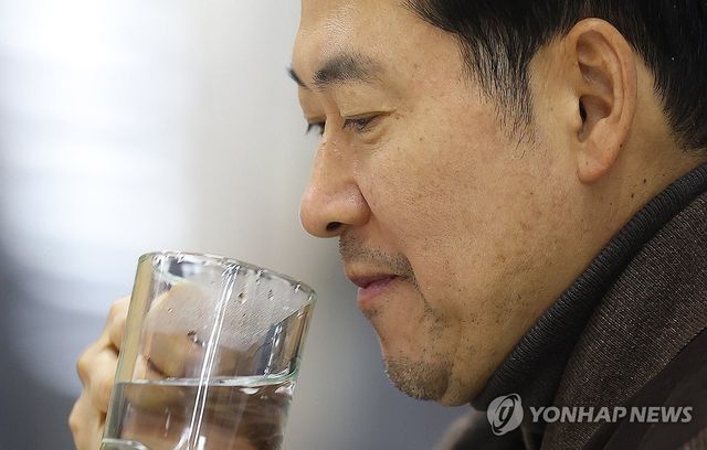 물 마시는 장동혁 대표
