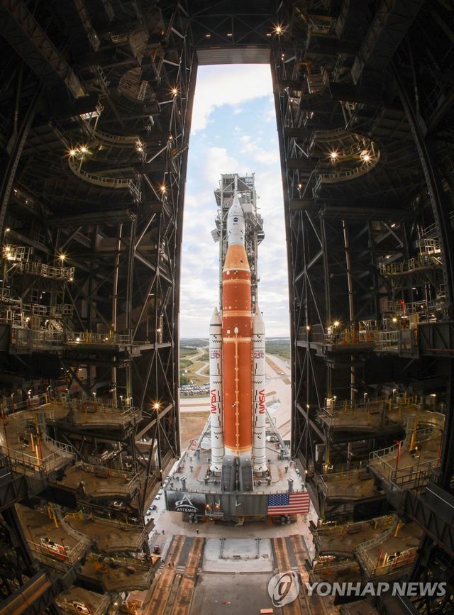 17일 오전 플로리다주 케네디우주센터 조립건물에서 빠져나가는 SLS 로켓과 오리온 우주선