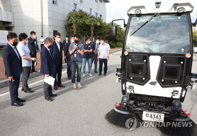 노면 청소에 사용된 자율주행 특장차