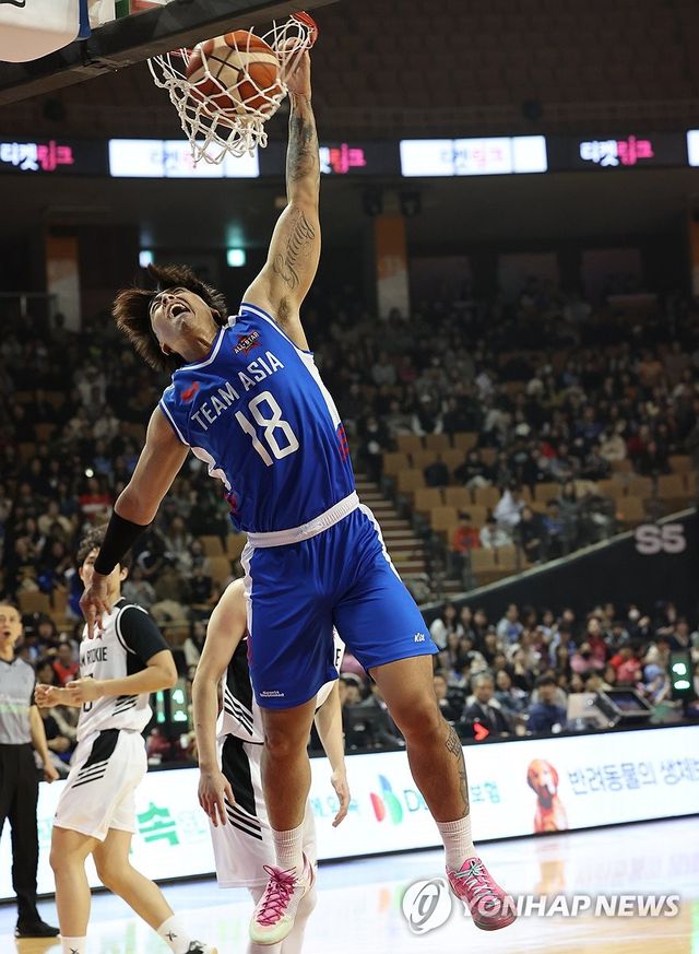 슛하는 저스틴 구탕