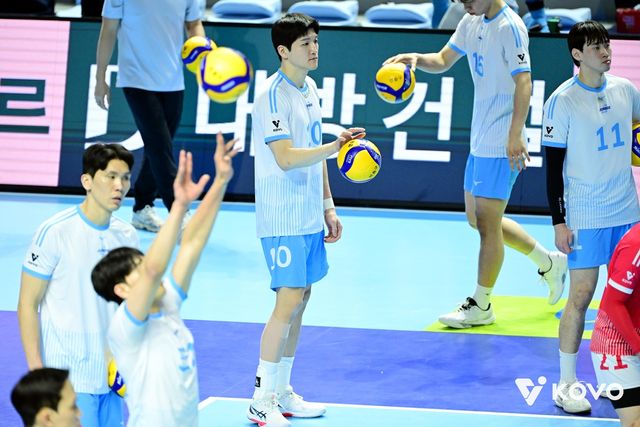 발목에 부목을 한 채 훈련을 지켜보는 대한항공의 정지석