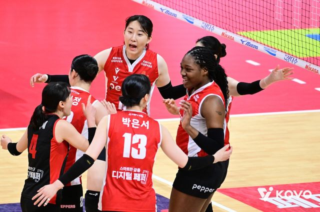 파이팅 외치는 페퍼저축은행 선수들