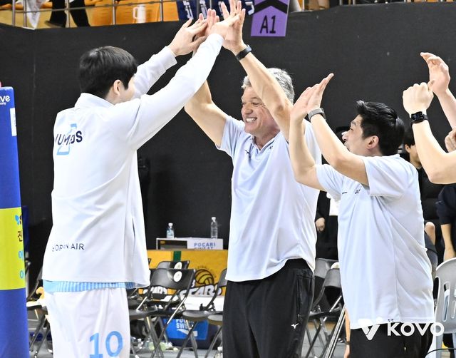 헤난 감독과 하이파이브 하는 대한항공의 정지석(왼쪽)