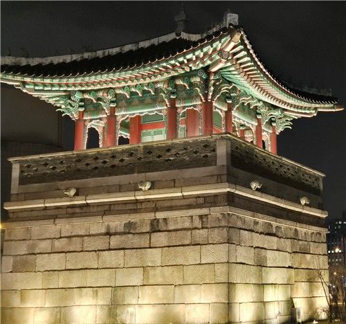 밤에 조명 밝힌 동십자각 [촬영 김정선] 2026.1