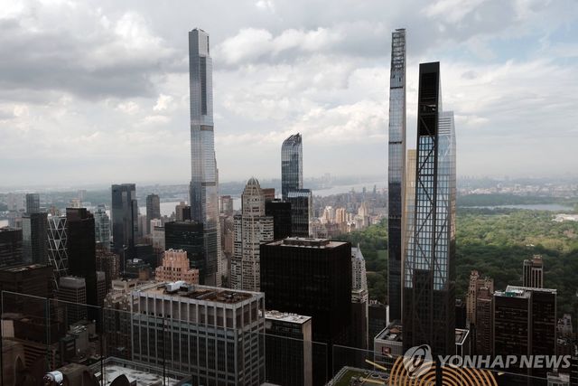 미국 뉴욕 맨해튼 부촌 57번가에 늘어선 럭셔리 주거용 타워