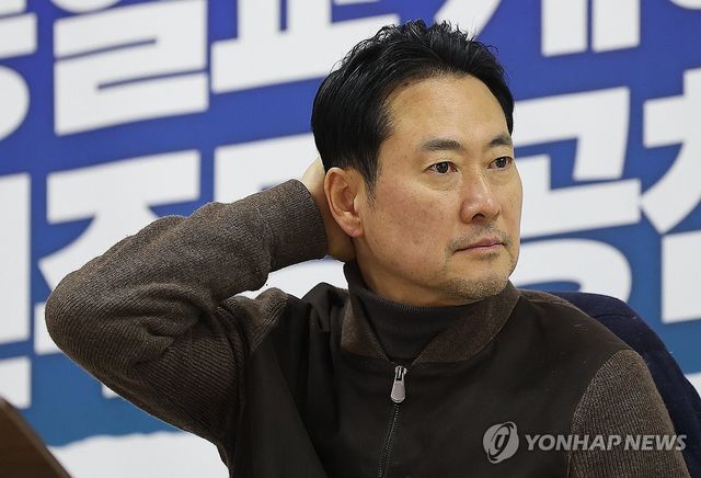 머리에 손 올린 장동혁 대표