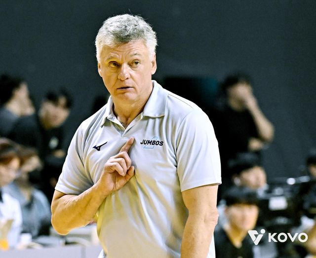 작전 지시하는 대한항공의 헤난 감독