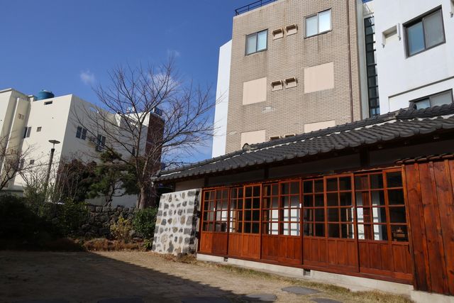 현대식 건물 사이 위치한 제주시 일도동 고씨주택. 사진은 책방으로 변신한 밖거리.