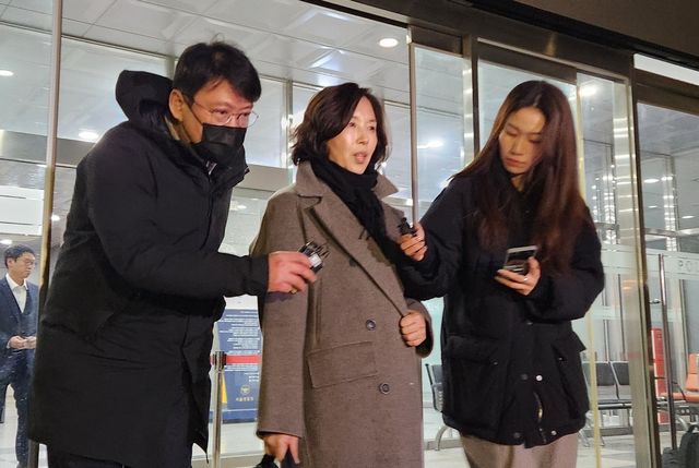 조사 마치고 나오는 김경 시의원