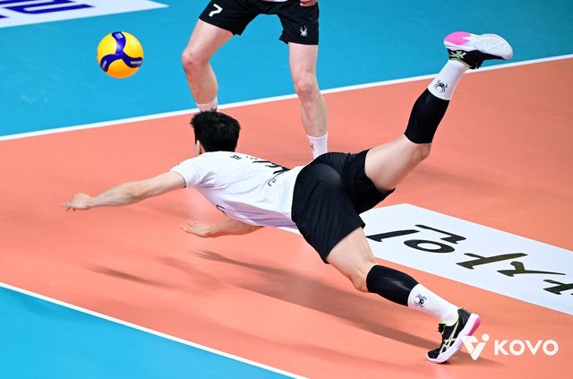 몸을 날려 공을 받아낸 황승빈