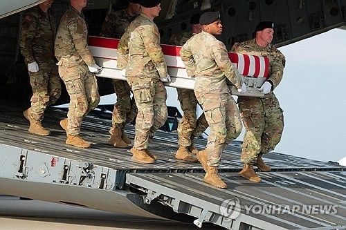 미 육군이 시리아에서 숨진 미군 시신을 운구하는 모습. 