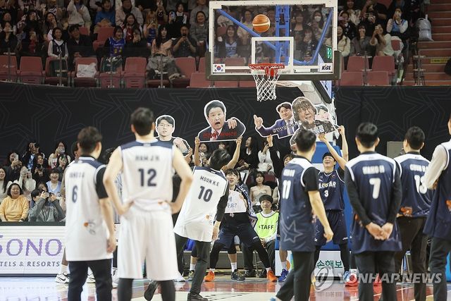 감독들이 직접 뛰는 경기