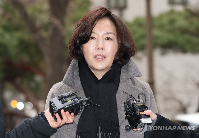 취재진 질문에 답변하는 김경 시의원