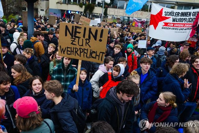 지난달 5일 독일 베를린에서 열린 징병제 반대 시위에 참여한 학생들