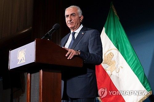 미국 워싱턴DC에서 기자회견을 하는 팔레비 전 왕세자. 