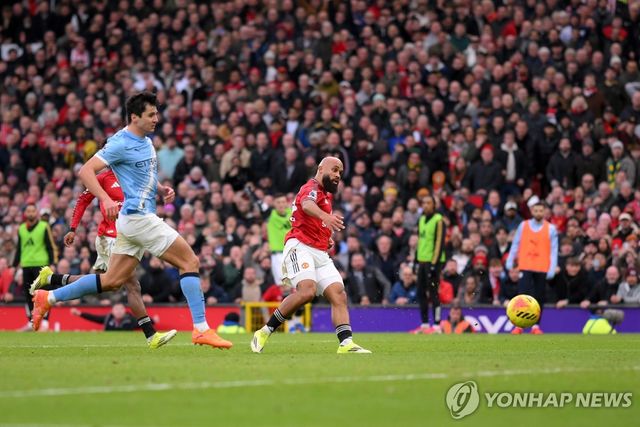 득점을 터트리는 맨유의 브라이언 음뵈모