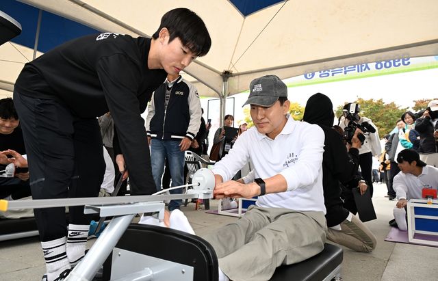 '9988 서울체력장'에서 체력 측정하는 오세훈 서울시장