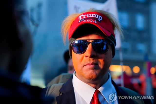 18일(현지시간) 트럼프 코스튬 차림의 스위스 다보스 시위자