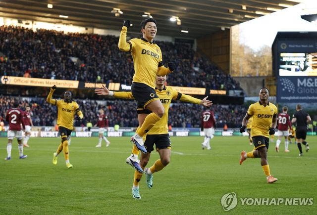 골세리머니를 펼치는 황희찬