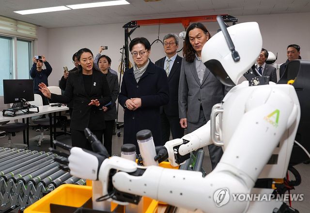 김정관 장관, 휴먼노이드 로봇 기업인 에이로봇 현장방문