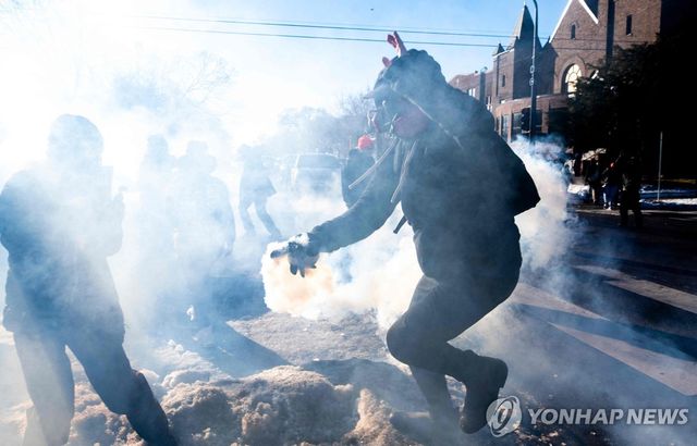 미네소타 시위대에 발사된 최루가스