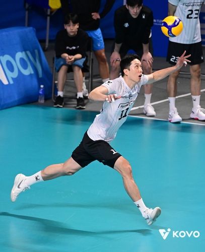 집중력을 잃지 않고 공을 따라간 최민호