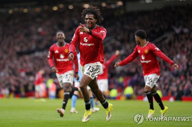 골세리머니를 펼치는 맨유의 파트리크 도르구