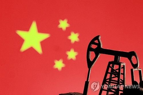 중국 국기 앞에 석유 펌프 모형이 있는 모습을 그린 일러스트