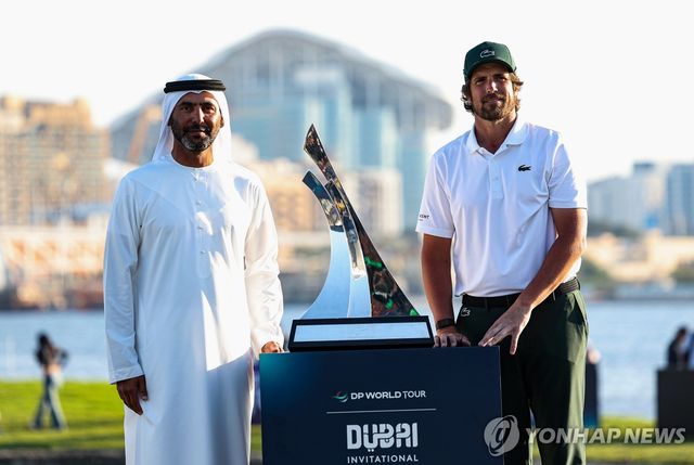 우승한 엘비라(오른쪽)