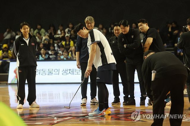 농구장에서 골프