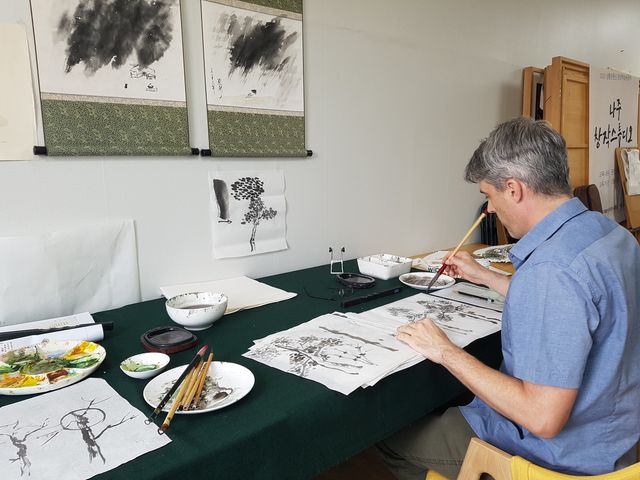 수묵화 그리고 있는 제임스 교수