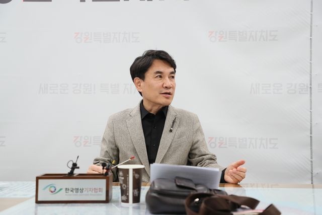 정례 기자 간담회 하는 김진태 지사