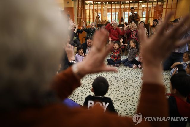 중국 인구 4년 연속 감소 