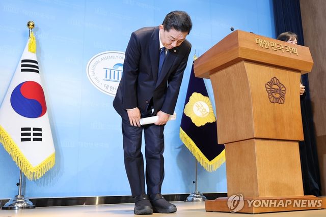 고개 숙여 인사하는 김병기 의원