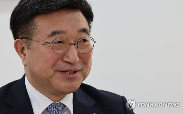 인터뷰하는 윤호중 행안장관