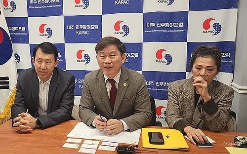 [워싱턴 연합뉴스 자료사진 재판매 및 DB금지] 박성민 특파원 = 미주 한인 유권자 단체인 미주민주참여포럼(KAPAC) 최광철 대표(가운데)가 2026년 1월14일(현지시간) 워싱턴DC 인근의 KAPAC 사무국에서 한국 특파원단을 상대로 신년 간담회를 하고 있다. 2026.1.14 