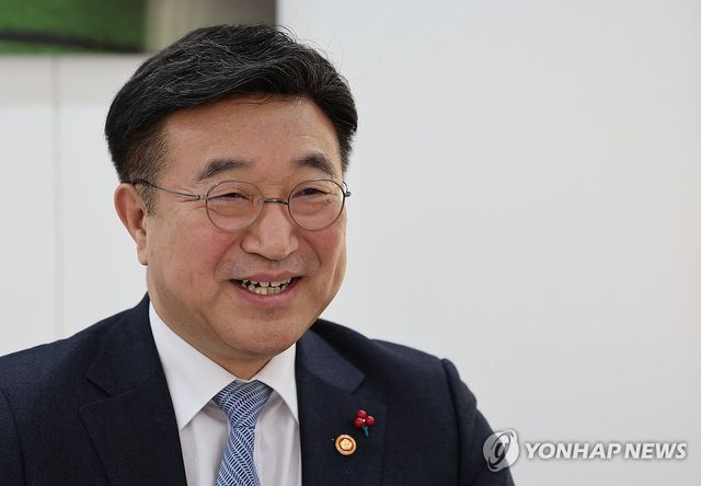 인터뷰하는 윤호중 행안장관