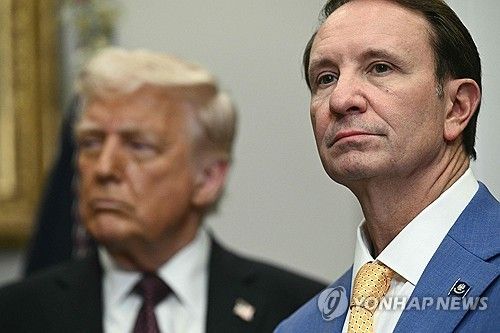 제프 랜드리 루이지애나 주지사(왼쪽)과 트럼프 대통령 [AFP 연합뉴스 자료사진. 재판매 및 DB 금지] 